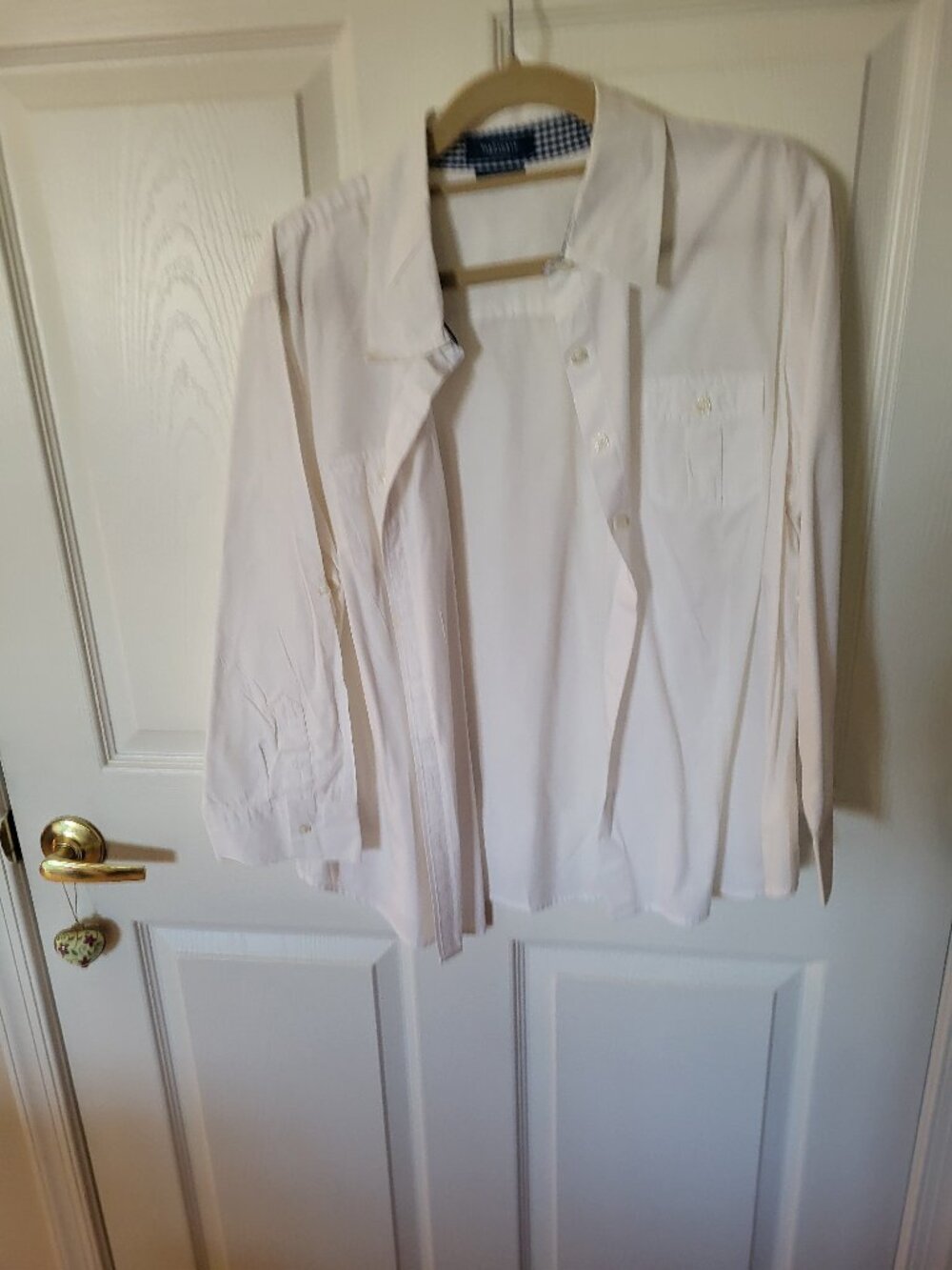Women's Van Heusen white button=down shirt (XL)
